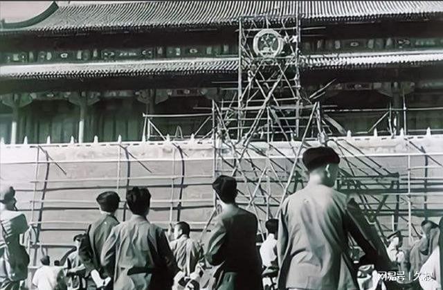 1969年被秘密拆除重建期间发现数枚炮弹和一个小木盒