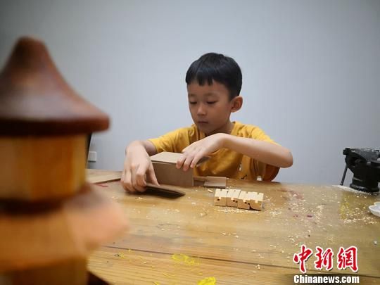 Z6尊龙亲子“木匠课堂”火金城：艺术中倡导身心陪伴的亲情