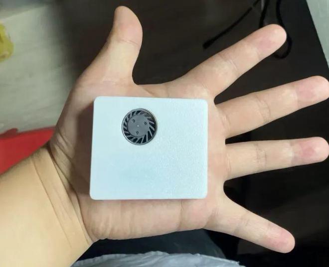 Z6尊龙，全网最小的骁龙865盒子内置风扇才45克成品300