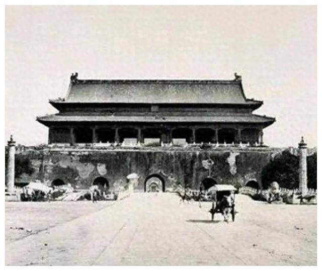 z6尊龙凯时，1969年广场进行拆除重建工人们在房顶上发现一